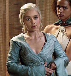 Emilia Clarke - Bath Plot In Game Of Thrones'