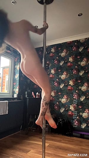 Hairy Pussy Pole Dancing: An Amateur's OnlyFans Experience'